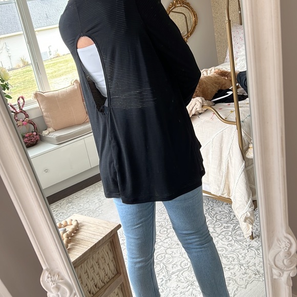 Mono B | Workout Top - Picture 2 of 4